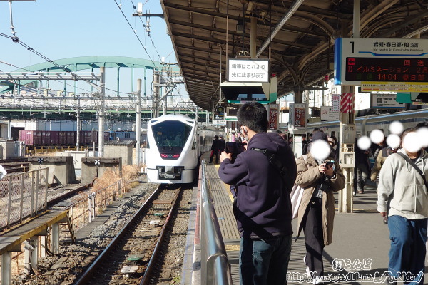 大宮駅を発車するN100系
