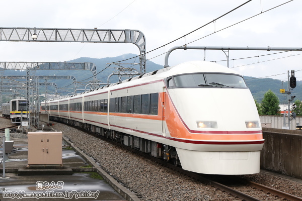 曇天の栃木駅に姿を見せた臨時貸切列車の運用に就くオリジナルカラーになった109F