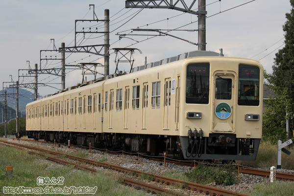 八高線との併走区間を行く81111F
