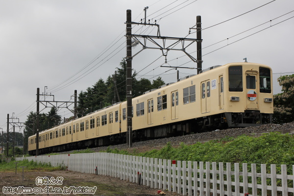 高麗川橋梁の築堤を行く81111F