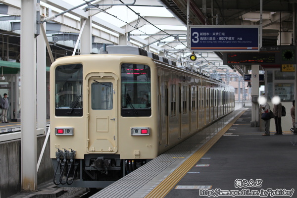 栃木駅を通過中の81111F