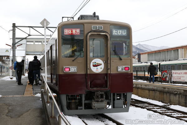 尾灯が光るリバイバルカラーの6179F（下り方）
