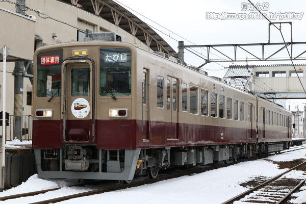 前照灯が光るリバイバルカラーの6179F（下り方）