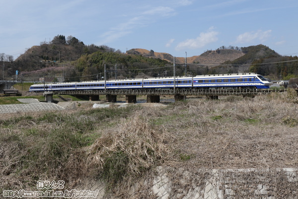 秋山川橋梁を渡る『りょうもう「カルピス」EXPRESS』