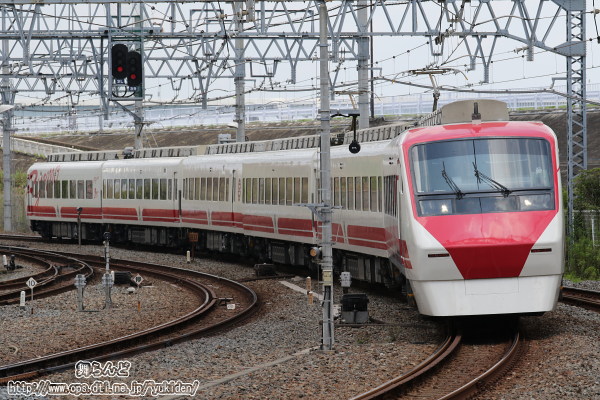 鐘ヶ淵駅に姿を見せた普悠瑪（ぷゆま）カラーの208F