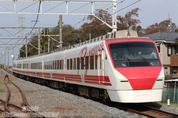 紅葉と普悠瑪（ぷゆま）カラーの208F