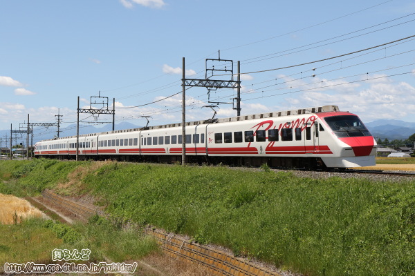 1819F待ちの時に来た普悠瑪（ぷゆま）カラーの208F