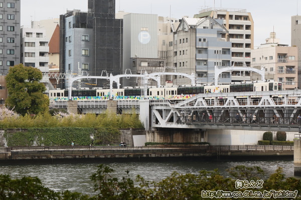 隅田川橋梁を渡り浅草駅へと向かう送込み回送中のスカイツリートレイン（送込み回送3回目　3/28）