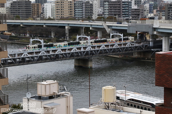 まだ桜が咲いていない隅田川橋梁を渡るサクラトレイン