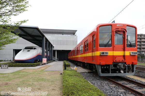 正面から8000系（8577F）とE1系を撮影したもの