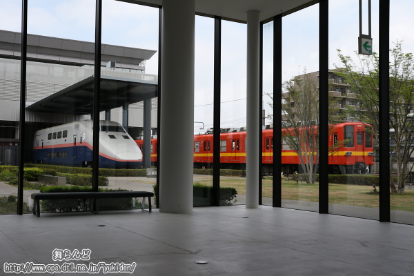 南館の館内から撮影した8000系（8577F）とE1系