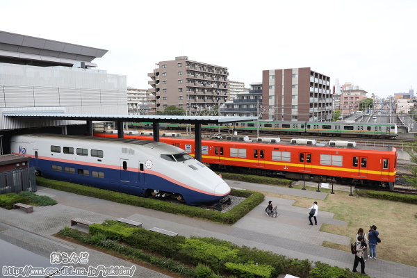 本館と南館を2階の通路から撮影した8000系（8577F）とE1系と高崎線を走る旅客列車