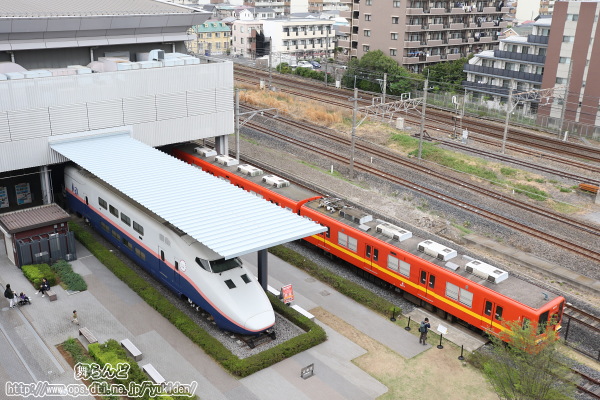 南館屋上（4階）から撮影した8000系（8577F）とE1系