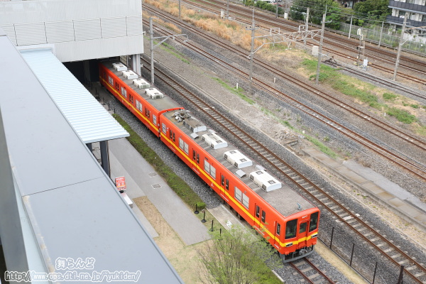 南館屋上（4階）から撮影した8000系（8577F）