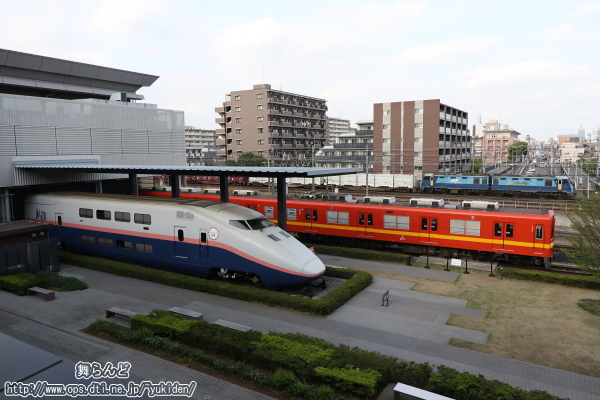本館と南館を2階の通路から撮影した8000系（8577F）とE1系と高崎線を走る貨物列車