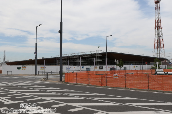 2021年5月末現在の西口の様子と2021年8月下旬オープンを目指して建設中の商業施設の写真