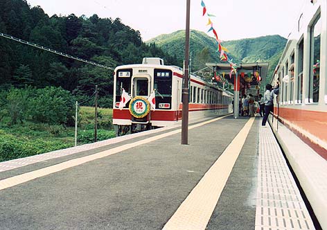 上り列車待ち合わせ